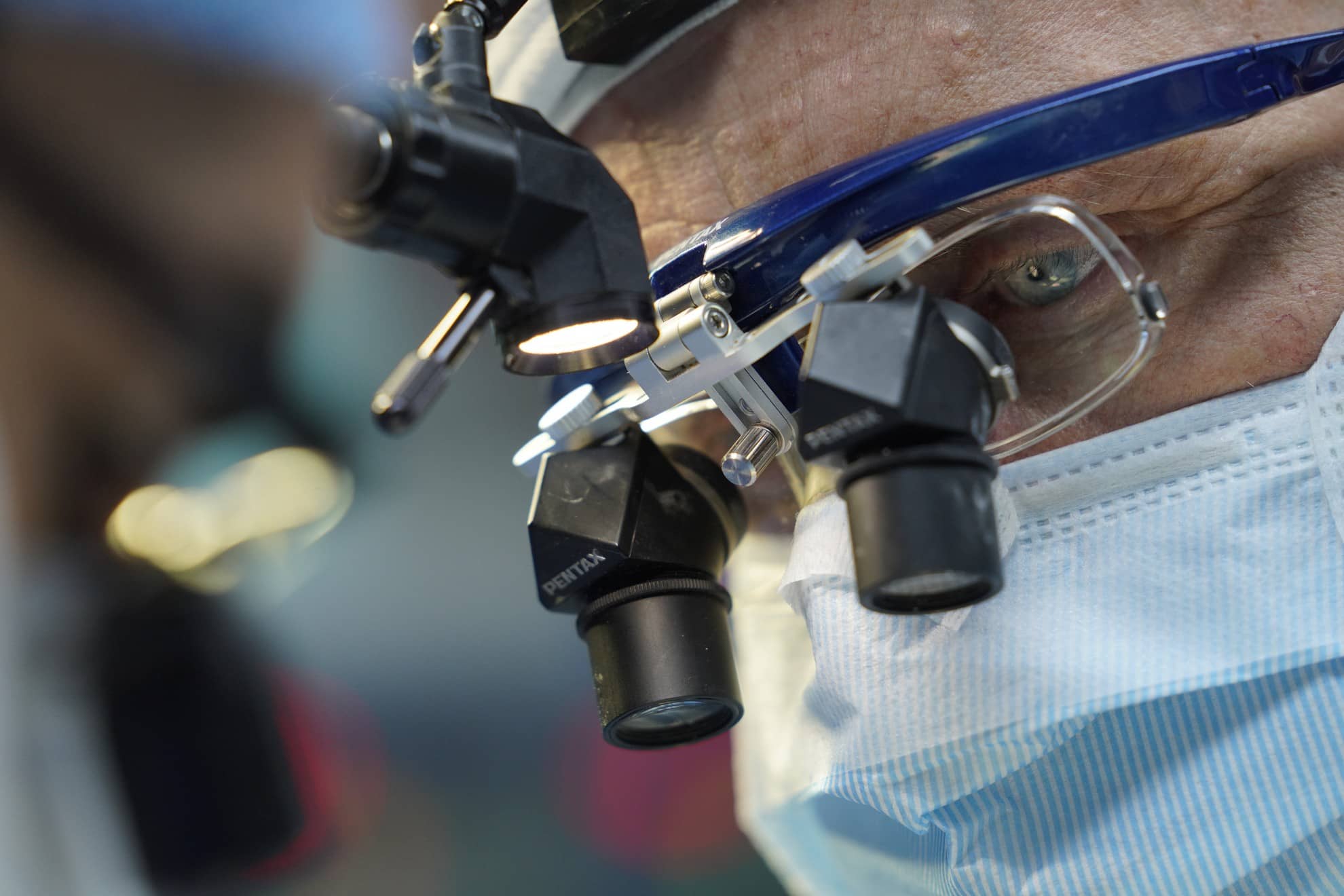 Il dottor Enrico Robotti mentre opera