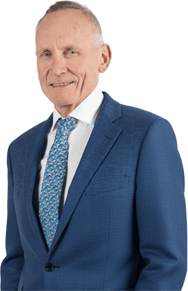 Il Dr. Enrico Robotti in abito elegante